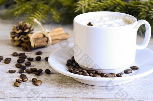圣诞树旁的咖啡和棉花糖。喜庆