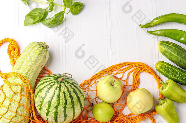 绿色蔬菜<strong>水果</strong>橙色可重用的购物网袋白色背景西葫芦黄瓜贝尔胡椒热辣椒<strong>苹果</strong>梨什么