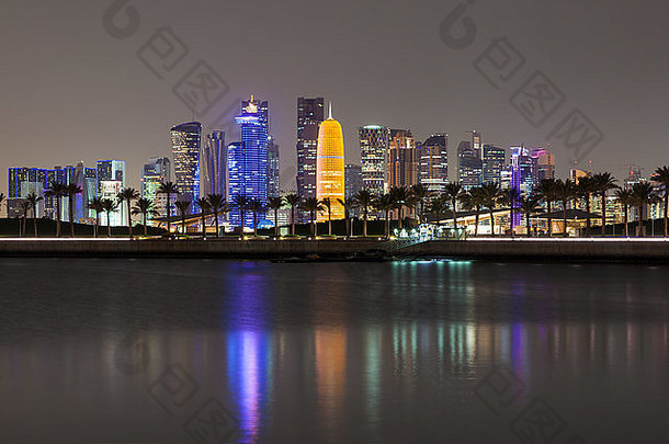 多哈回合谈判城市天际线晚上卡塔尔