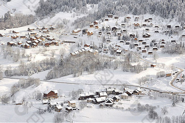 雪山上村庄里的房子
