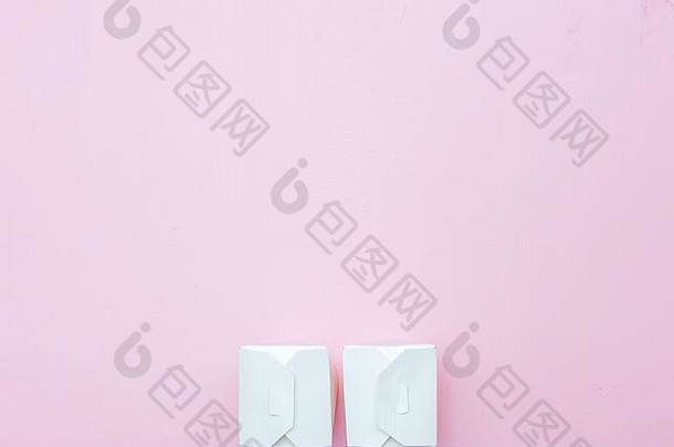 两个纸盒粉红色背景上的白色外卖食品带裁剪路径的白色纸盒