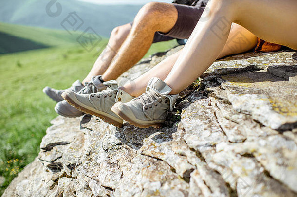 一对年轻夫妇在山上旅行时穿着<strong>登山鞋</strong>的腿