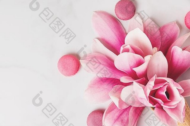 美丽的春天粉红色的木兰花蛋白杏仁饼白色表格复制空间文本前视图平躺婚礼女人的一天背气