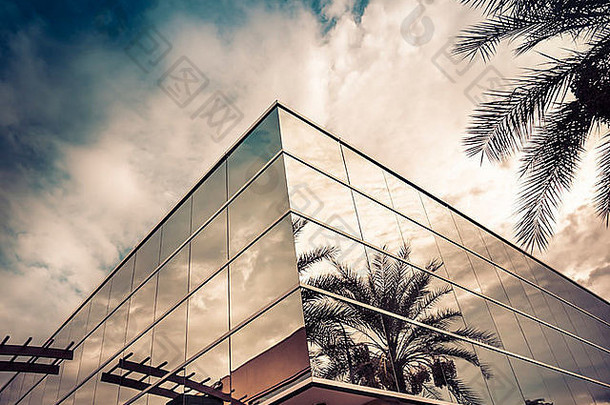 温暖阳候下的现代玻璃办公楼-成功