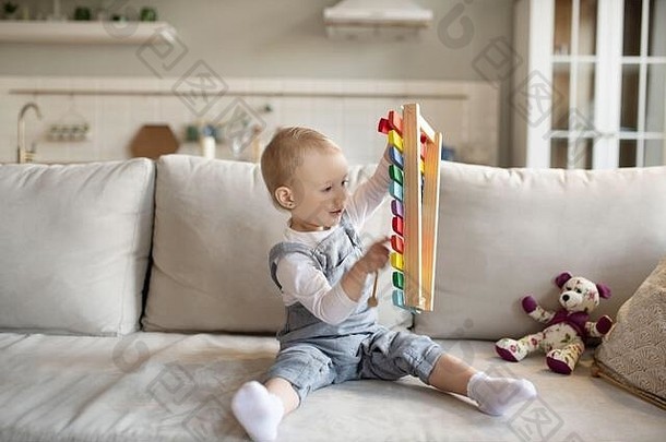 可爱的婴儿女孩玩<strong>木琴</strong>