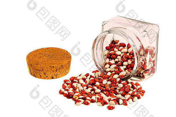 彩色的豆子和玻璃罐隔离在白色的地板上