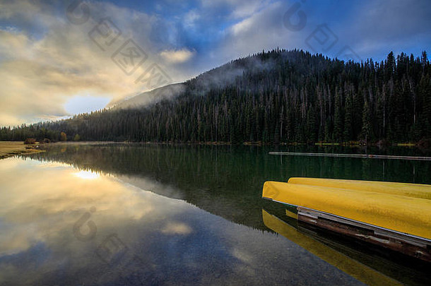 十月一个美丽的早晨，黄色的独木舟在湖面上休息