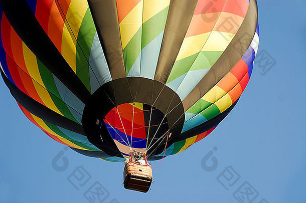 美丽的热空气气球采取旅程深蓝色的天空