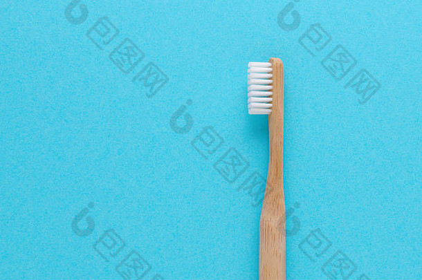 蓝色背景的木制牙刷，带有复印空间
