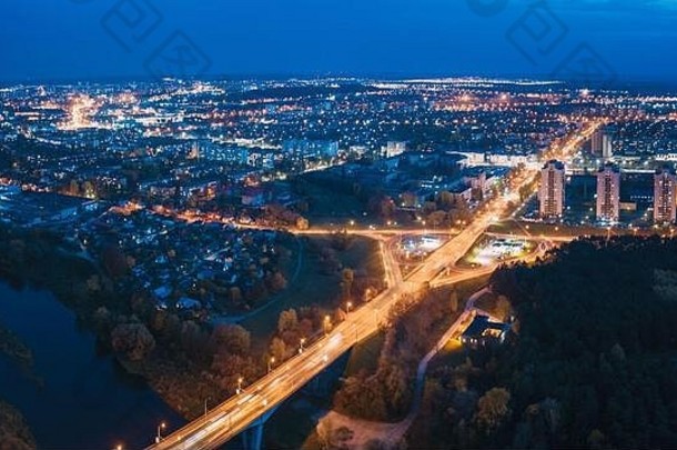 白俄<strong>罗</strong>斯<strong>格罗德诺</strong>。Hrodna城市景观天际线的夜间鸟瞰图。住宅区。全景