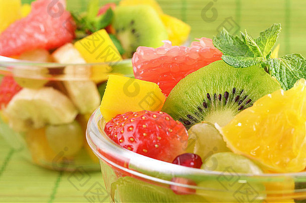 玻璃碗里的健康水果沙拉