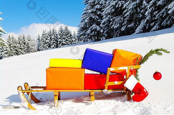 冬季风景中雪橇上五颜六色的礼物