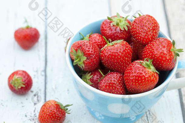 新鲜的草莓蓝色的白色发现了杯子小集团草莓表格杯子