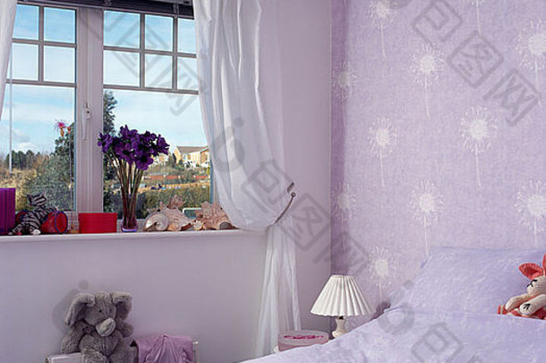 儿童小型经济型卧室窗户上的白色窗帘，图案为淡紫色壁纸