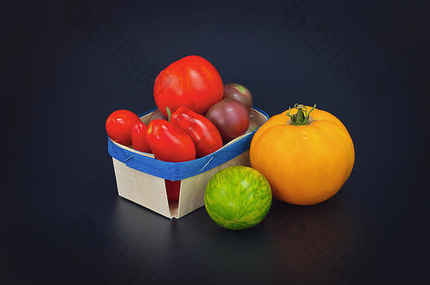 分类有机蔬菜色彩斑斓的西红柿黑色的背景