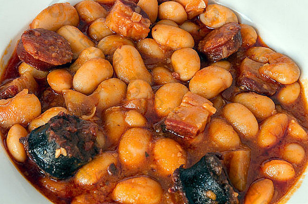 传统的西班牙语豆炖肉本地的阿斯图里亚斯地区法巴达asturiana