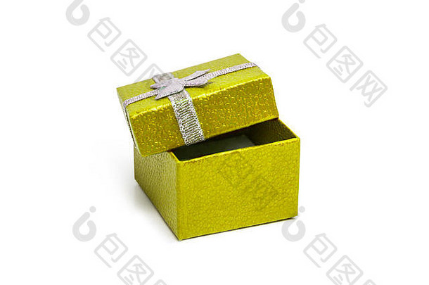 打开黄色礼品盒，白色背景上隔离有银丝带