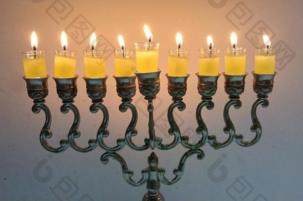 古董油香奈基亚-传统的犹太烛台，在香奈基<strong>节</strong>期间点燃九支蜡烛。光明<strong>节</strong>，光明<strong>节</strong>概念形象。