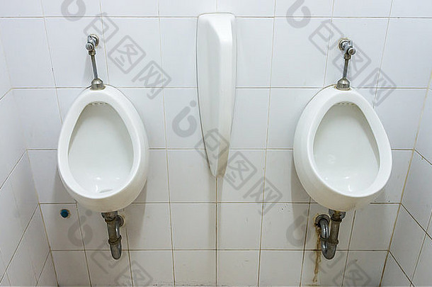 <strong>公共</strong>厕所里一排排肮脏的白色小便器。