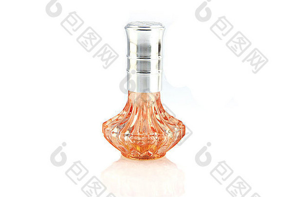 白色背景上的橙色香水瓶。