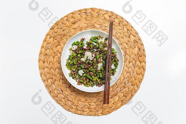 一碗用圆豆子炖的碎牛肉，用筷子放在圆草席上煮过的米饭上