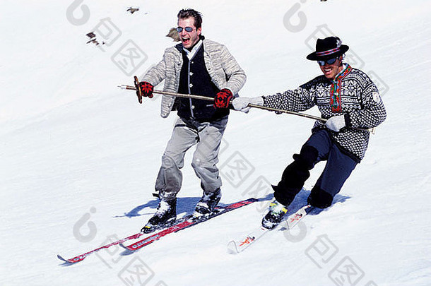 两名男子在比赛中争夺滑雪杆塞尔瓦·加迪纳意大利队