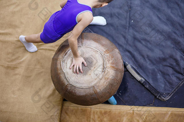 <strong>少儿</strong>体操运动员蘑菇马背观形象训练