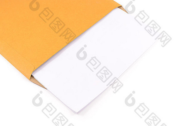 白色背景上隔离的棕色信封和空白文件