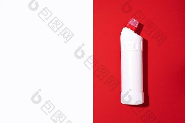 白色塑料瓶，清洁产品，家用化学品或<strong>液</strong>体<strong>洗衣</strong>粉，红色背景。顶视图。平铺。空间。清洁剂瓶。