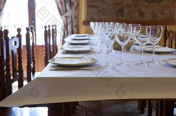 准备好桌子，等待客人来到一家乡村餐厅