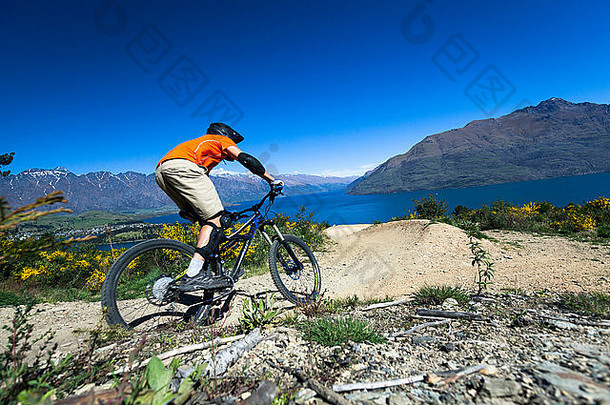 新西兰皇后镇自行车道上的山地自行车骑手