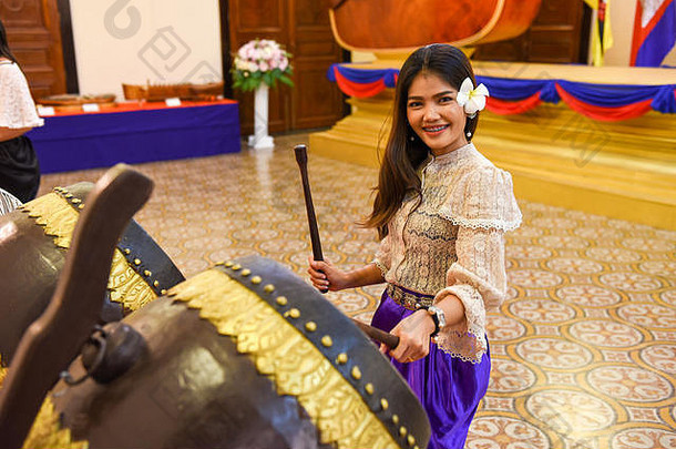柬埔寨马德望——2018年1月14日：在柬埔寨马德望演奏传统打击乐器的女孩