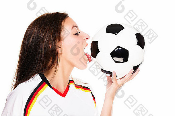 美丽的女人穿足球衬衫舔足球白色背景
