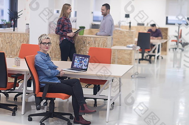 肖像年轻的业务女人现代启动办公室室内团队会议背景