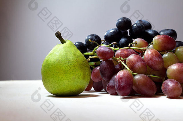梨和葡萄的静物画