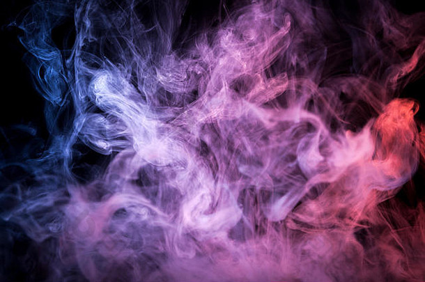 黑色孤立背景上的蓝色、粉色、紫色烟雾。来自vape烟雾的背景