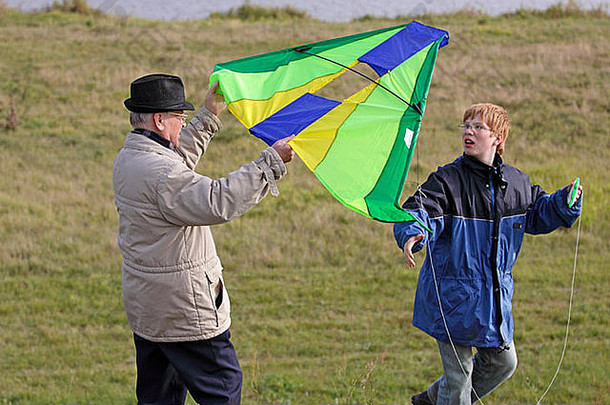 爷爷和孙子在放风筝