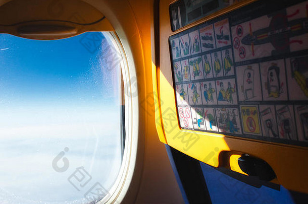 空中飞机上打开的车窗和乘客座椅靠背视图