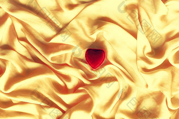 红色的心形状的珠宝礼物盒子金丝绸情人节一天真正的爱订婚建议概念结婚