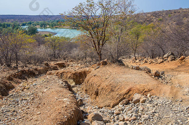 粗糙的越野车跟踪大岩石车辙领先的库内内河库内内河洛奇埃普帕瀑布纳米比亚南部非洲