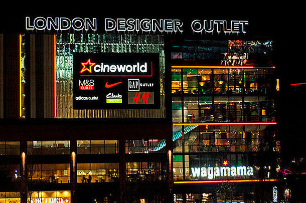 英国，英国，伦敦，温布利，伦敦设计师店夜景