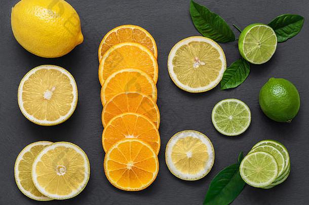 切片柑橘类水果石头表格多汁的成熟的片橙色柠檬石灰黑色的背景水果混合前视图特写镜头