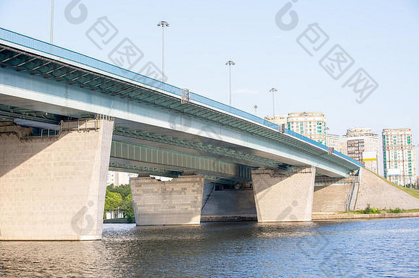 白天在莫斯科河<strong>上架</strong>桥。