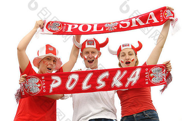 三名年轻的波兰球迷身着波兰国色t恤、帽子和围巾，在白色背景下欢呼