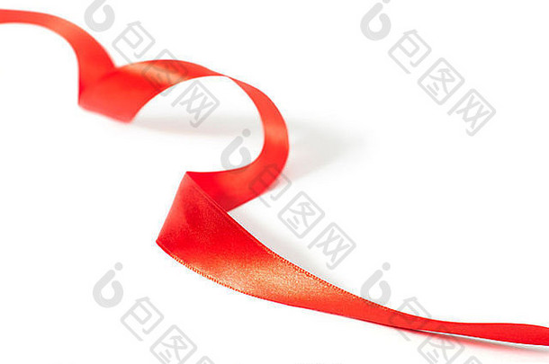 白色背景上的红色丝带用于礼品包装。