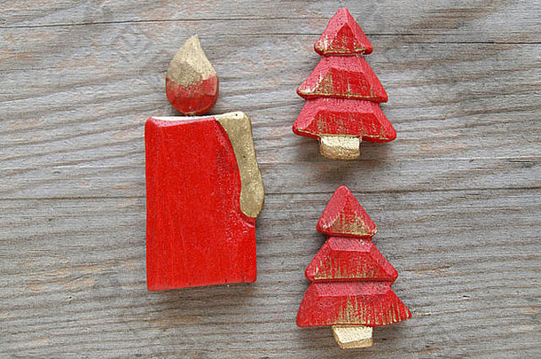 木头上的红烛和圣诞树