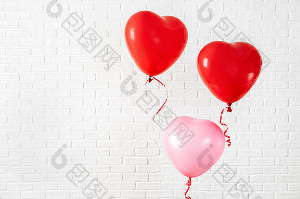 情人节用红球组成，左边靠着白砖<strong>墙</strong>。拷贝空间
