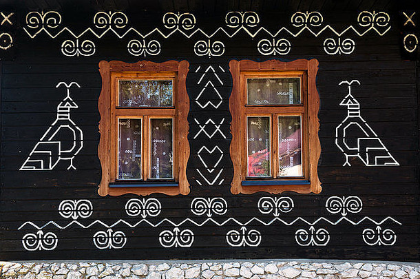 独特的装饰日志房子基于模式传统的刺绣村cicmany斯洛伐克联合国教科文组织网站