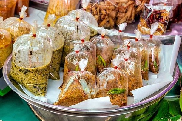 传统的泰国酱汁装在塑料袋里出售