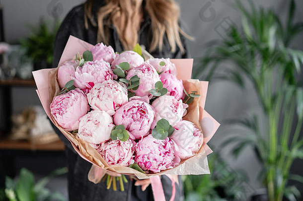 粉红色的牡丹女士手美丽的牡丹花目录在线商店花商店概念美丽的新鲜的减少花束花交付